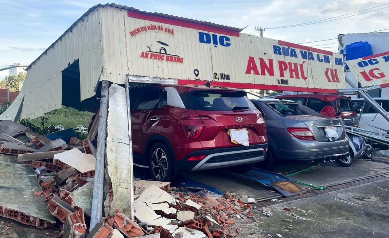 Tiệm gara và quán cà phê ở khu đô thị An Phú Thịnh, phường Quy Nhơn Đông bị gió quật sập, hư hỏng nhiều ôtô và xe máy.