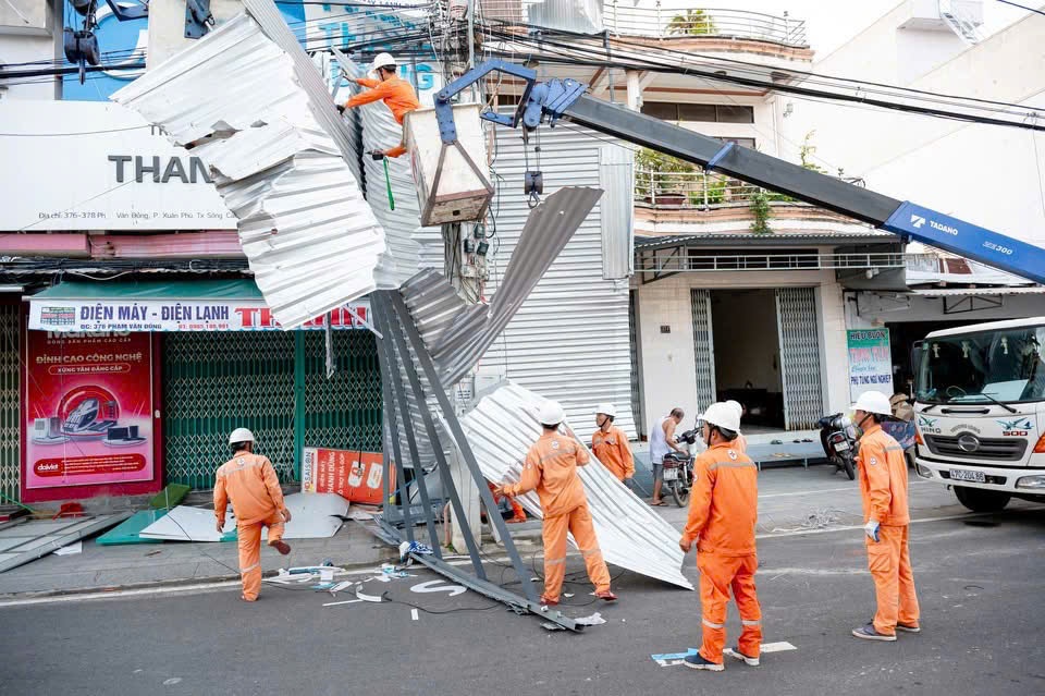 EVN khẩn trương khôi phục cấp điện sau bão số 13, hoàn thành trước 10/11