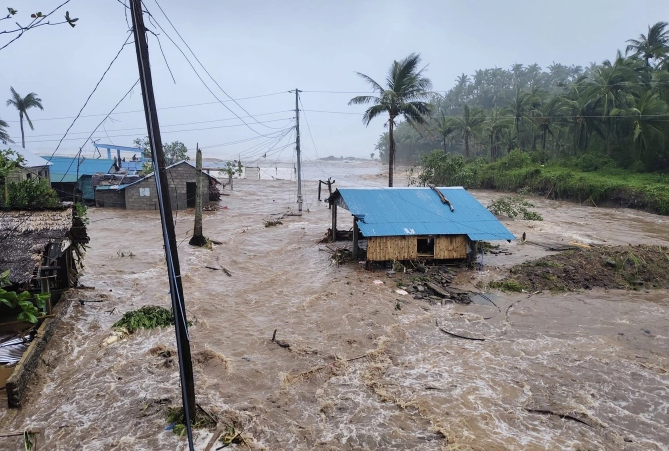 Nước lũ do bão Fung Wong dâng cao ở Pandan, tỉnh Catanduanes, Philippines ngày 9/11. Ảnh: AFP
