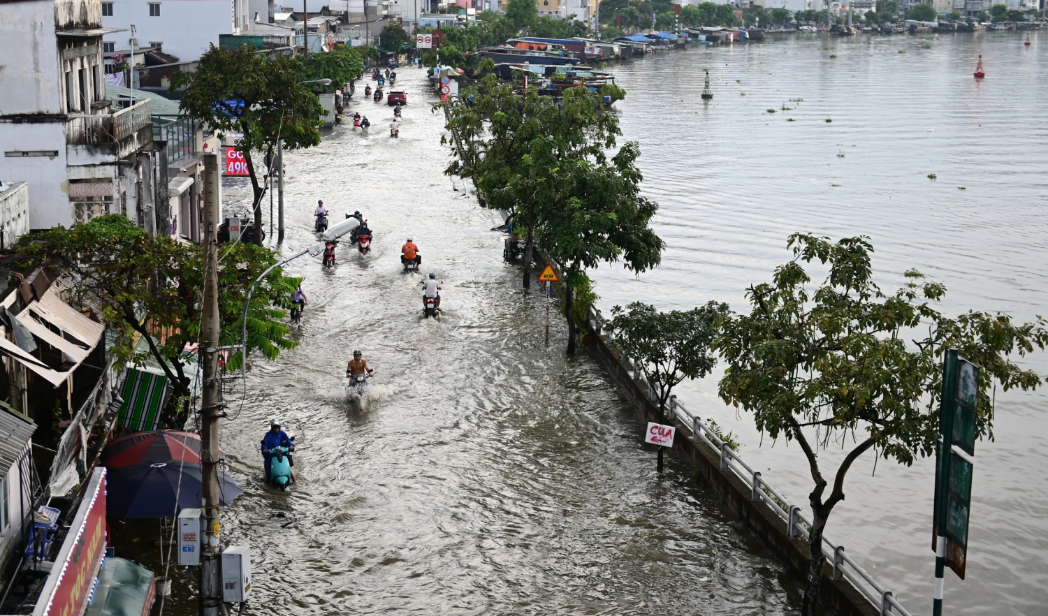 Bão số 14 di chuyển chậm, triều cường ở mức cao