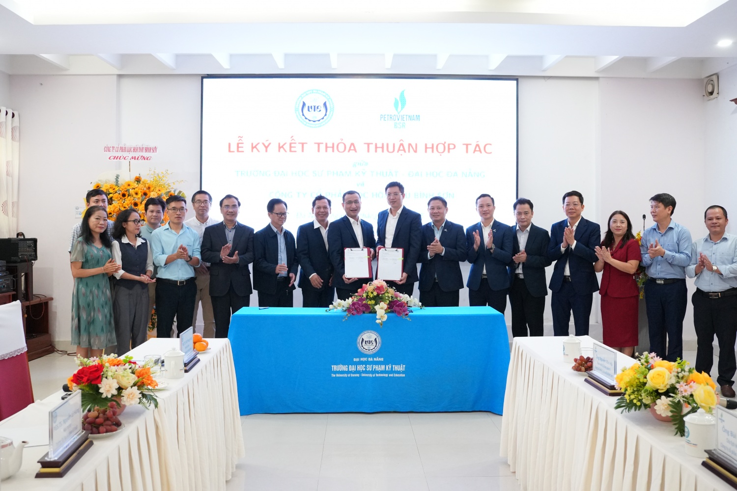 Đại diện lãnh đạo 2 đơn vị ký kết thỏa thuận hợp tác