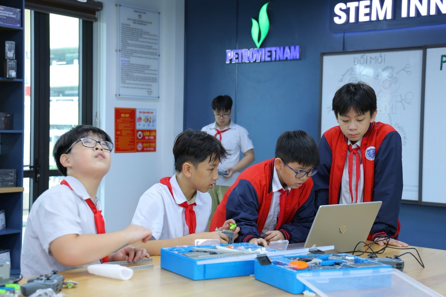 Petrovietnam thúc đẩy đổi mới giáo dục qua STEM Petrovietnam thúc đẩy đổi mới giáo dục qua STEM