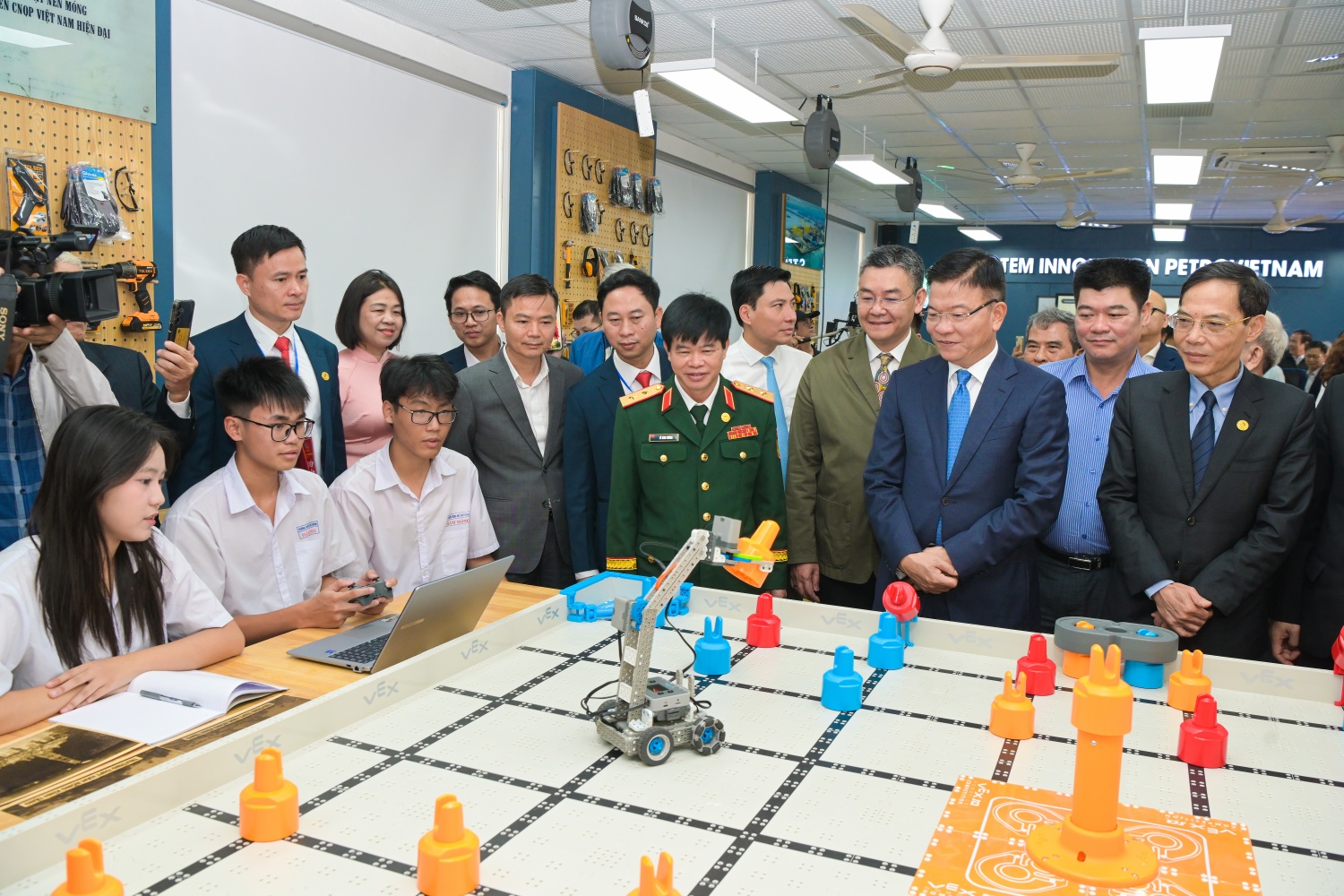 [Chùm ảnh] Petrovietnam khánh thành hai phòng thực hành STEM tại Thanh Hóa