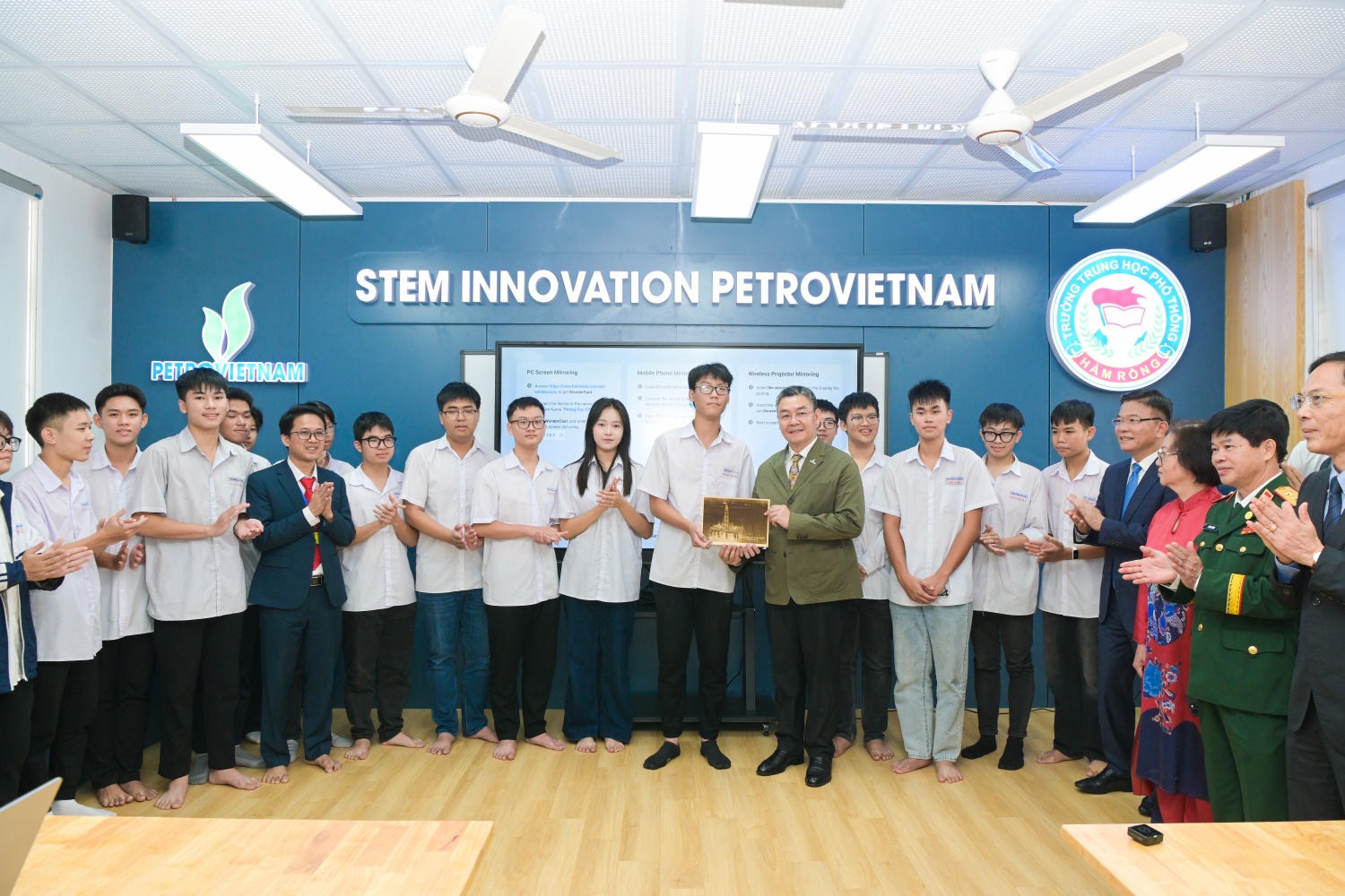 [Chùm ảnh] Petrovietnam khánh thành hai phòng thực hành STEM tại Thanh Hóa