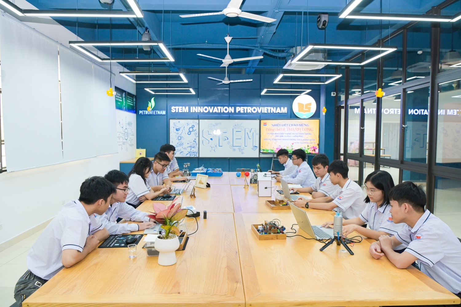 [Chùm ảnh] Petrovietnam khánh thành hai phòng thực hành STEM tại Thanh Hóa