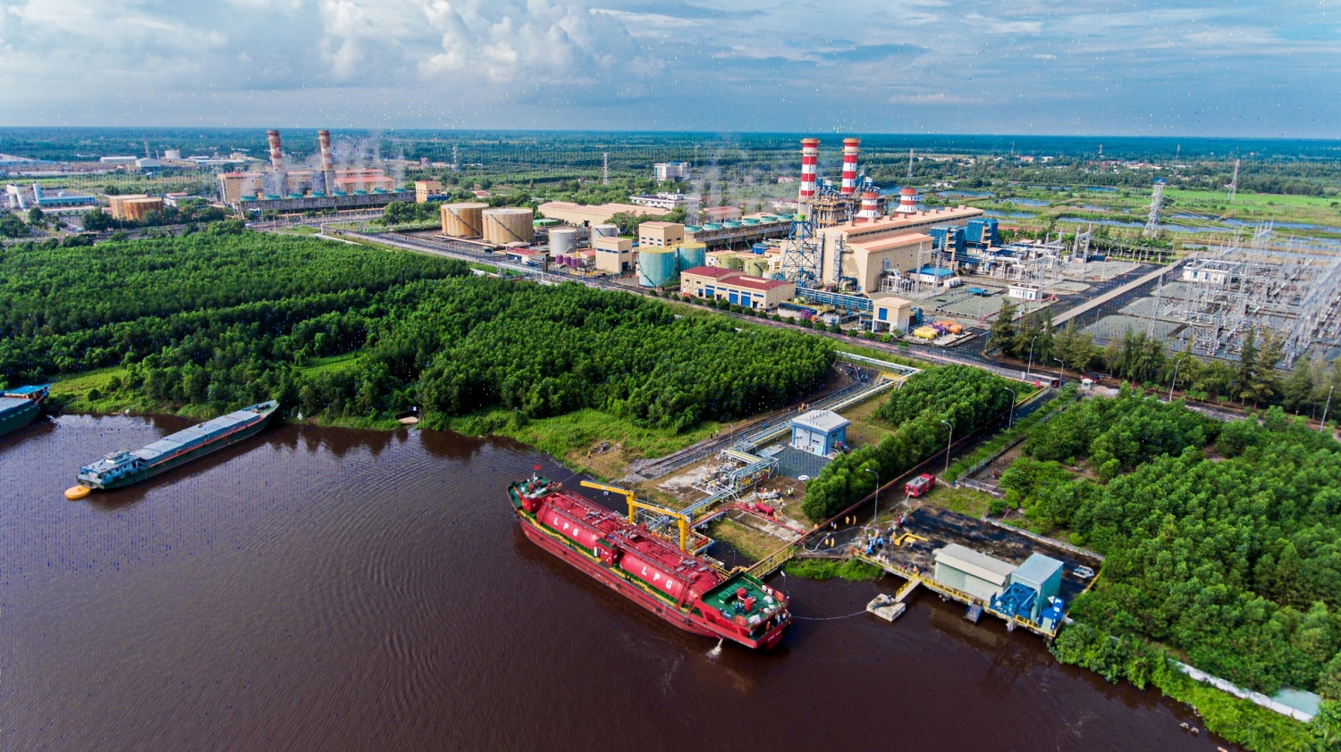 Petrovietnam: Trụ cột kinh tế, Petrovietnam không chỉ khai thác dầu khí mà còn là Tập đoàn đa ngành