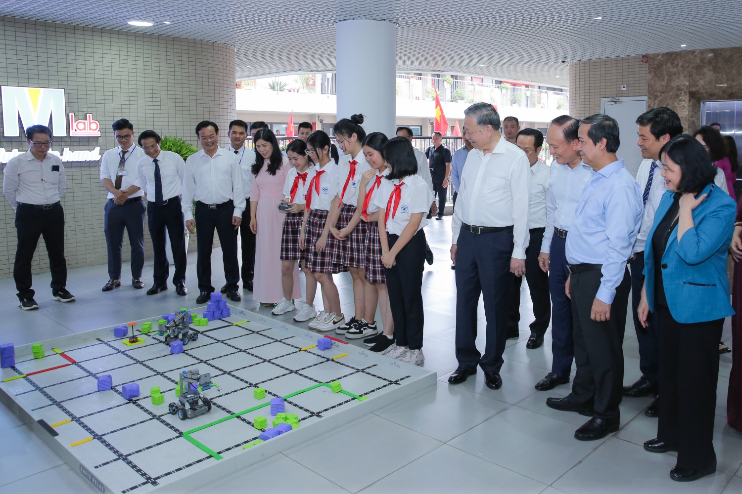 Phòng học STEM được ra đời xuất phát từ ý tưởng của Tổng Bí thư Tô Lâm và đã được Petrovietnam nhanh chóng triển khai, hiện thực hoá với mục tiêu “phủ sóng” khắp 34 tỉnh, thành của cả nước.