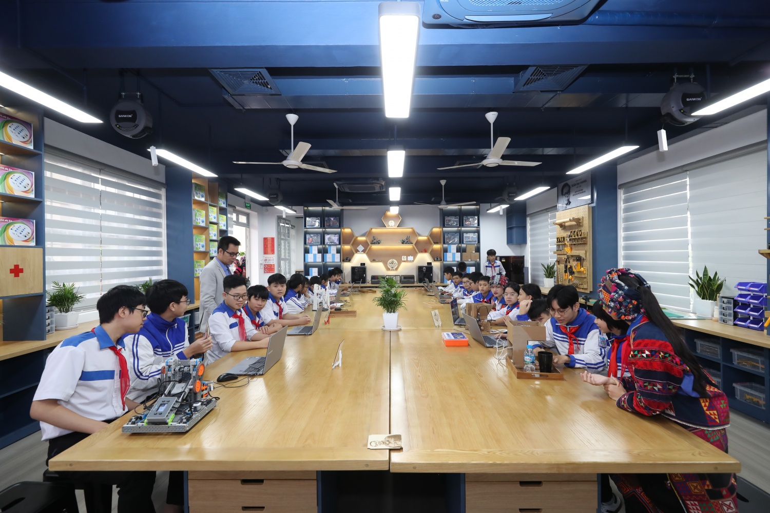 Chương trình “STEM Innovation Petrovietnam” là dự án giáo dục quy mô lớn nhằm cụ thể hóa chủ trương đổi mới sáng tạo của Bộ Chính trị, nâng cấp hạ tầng giáo dục và đào tạo thế hệ trẻ làm chủ khoa học – công nghệ.