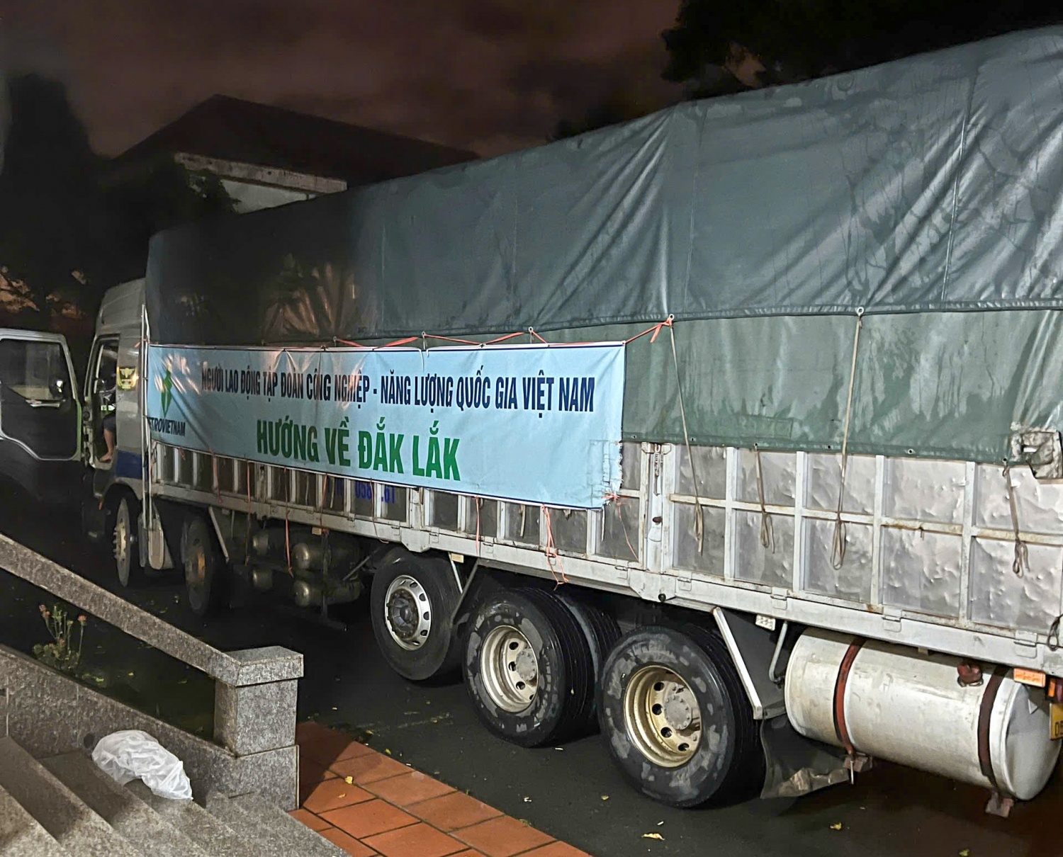 Petrovietnam vận chuyển nhu yếu phẩm hỗ trợ đồng bào Đắk Lắk bị ảnh hưởng bởi thiên tai Petrovietnam vận chuyển nhu yếu phẩm hỗ trợ đồng bào Đắk Lắk bị ảnh hưởng bởi thiên tai