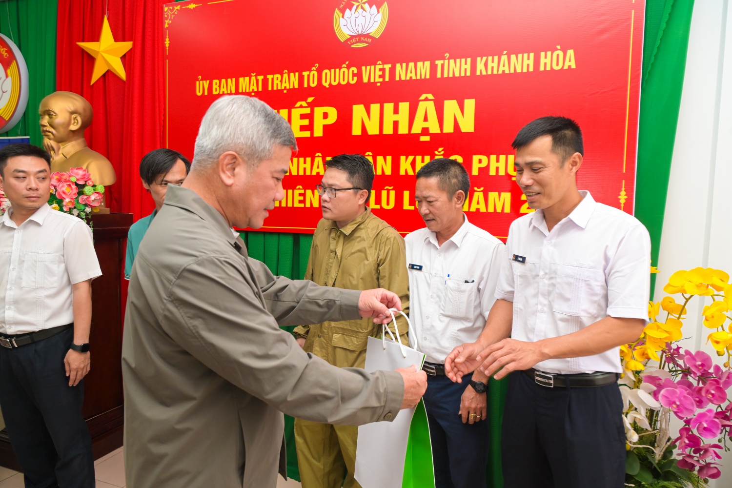 Petrovietnam chung tay cùng đất nước, hỗ trợ tỉnh Khánh Hòa khắc phục hậu quả mưa lũ