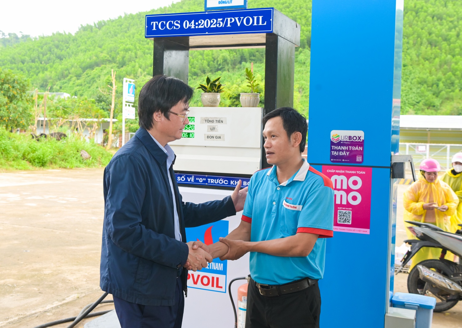 [Chùm ảnh] Petrovietnam chung tay cùng đất nước, hỗ trợ tỉnh Khánh Hòa khắc phục hậu quả mưa lũ