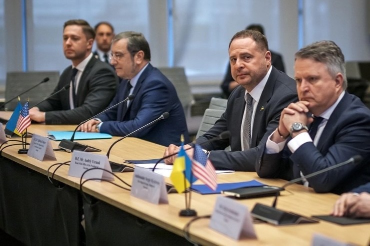 Thứ trưởng Ngoại giao Ukraine Sergiy Kyslytsya (ngoài cùng bên phải), ngồi bên cạnh Chánh văn phòng Andriy Yermak trong cuộc họp với phía Mỹ ở Geneva, Thụy Sĩ. Ảnh: Belga News.