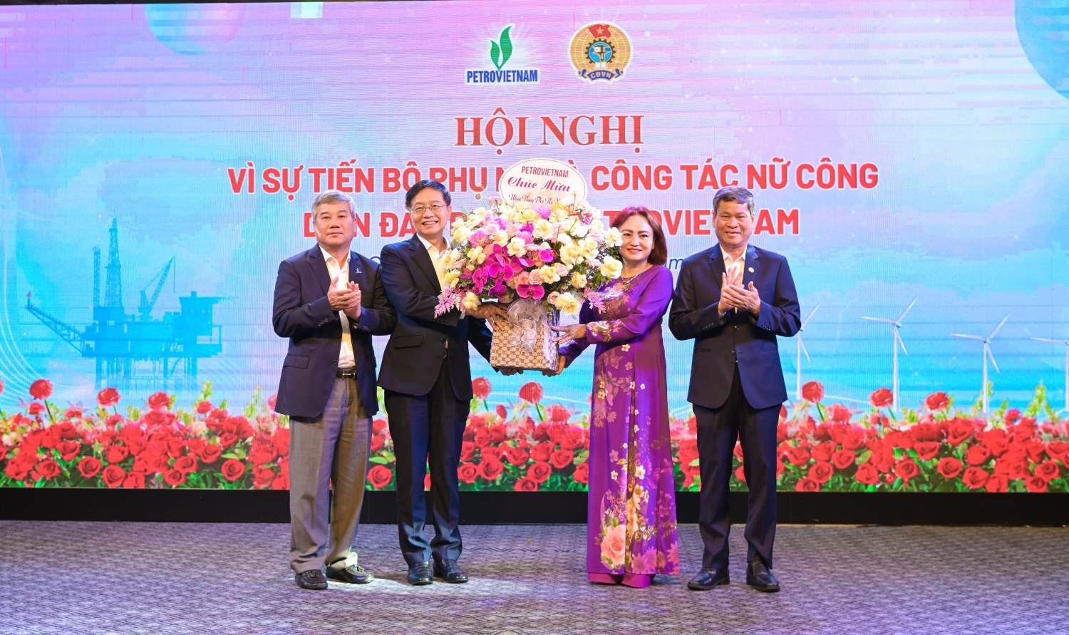 Đồng chí Huỳnh Thanh Xuân, Phó Chủ tịch Tổng Liên đoàn Lao động Việt Nam; đồng chí Trần Quang Dũng, Phó Bí thư thường trực Đảng ủy Petrovietnam; đồng chí Đỗ Chí Thanh, Phó Tổng Giám đốc, Trưởng ban Vì sự tiến bộ phụ nữ Petrovietnam tặng hoa tri ân các nữ cán bộ Petrovietnam nhân kỷ niệm Ngày phụ nữ Việt Nam 20/10