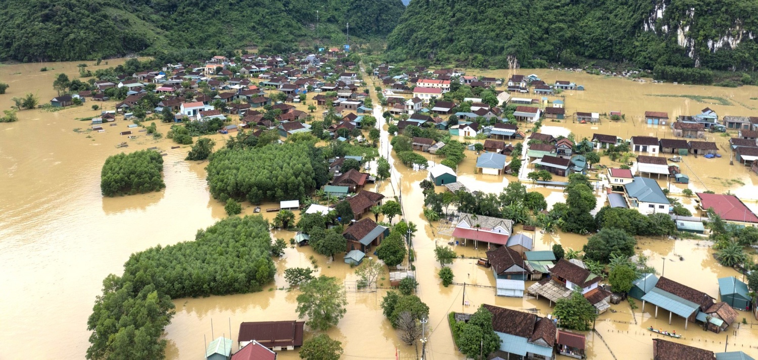Mưa lũ tại miền Trung gây thiệt hại nặng nề về người và tài sản, nhiều khu vực bị chia cắt, hàng chục nghìn hộ dân chìm trong ngập lụt. Mưa lũ tại miền Trung gây thiệt hại nặng nề về người và tài sản, nhiều khu vực bị chia cắt, hàng chục nghìn hộ dân chìm trong ngập lụt.