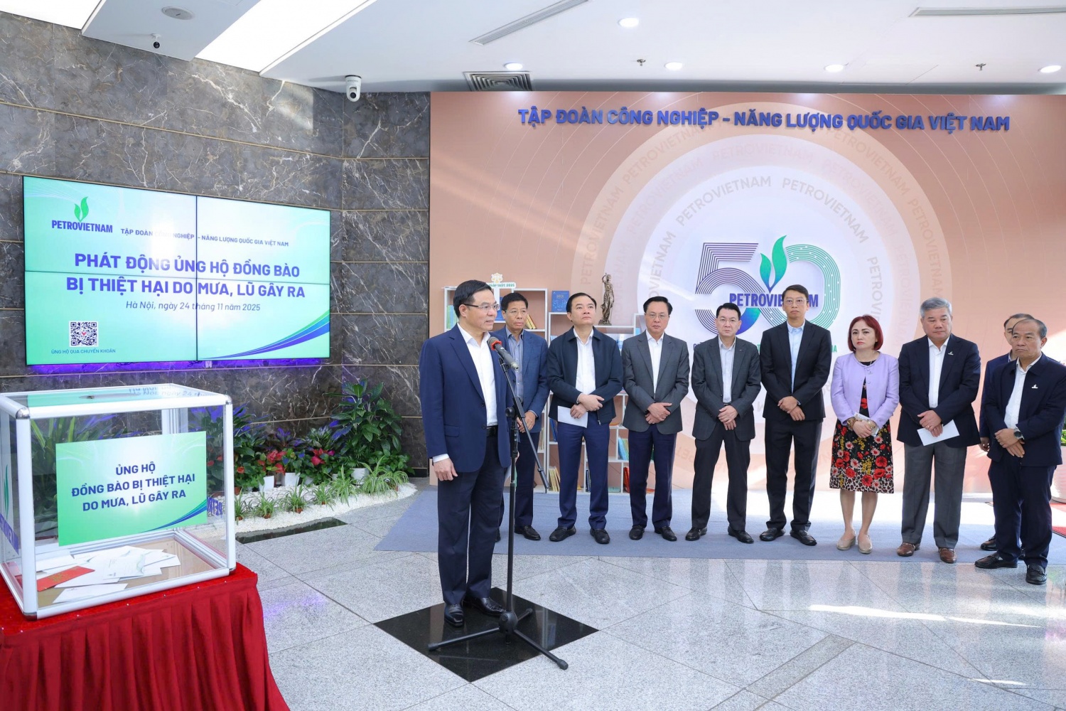 Sáng ngày 24/11, Chủ tịch HĐTV Petrovietnam Lê Mạnh Hùng kêu gọi toàn thể cán bộ, người lao động, các đơn vị, doanh nghiệp trong toàn Tập đoàn chung tay hỗ trợ, đóng góp thiết thực giúp đồng bào vùng thiên tai. Sáng ngày 24/11, Chủ tịch HĐTV Petrovietnam Lê Mạnh Hùng kêu gọi toàn thể cán bộ, người lao động, các đơn vị, doanh nghiệp trong toàn Tập đoàn chung tay hỗ trợ, đóng góp thiết thực giúp đồng bào vùng thiên tai.