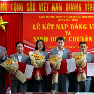 Chi bộ Văn phòng PVEP tổ chức về nguồn và kết nạp đảng viên tại Khu lưu niệm Công trình Dầu khí