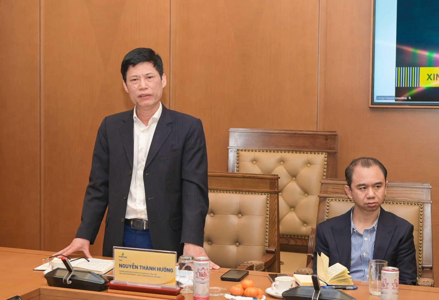 Ông Nguyễn Thành Hưởng - Trưởng Ban Quản trị rủi ro và Giám sát tuân thủ Petrovietnam trao đổi tại buổi làm việc
