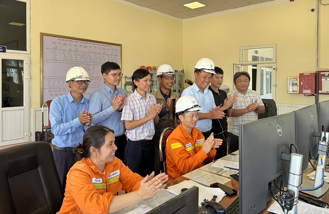 Đóng điện đường dây 220kV Đô Lương - Nam Cấm