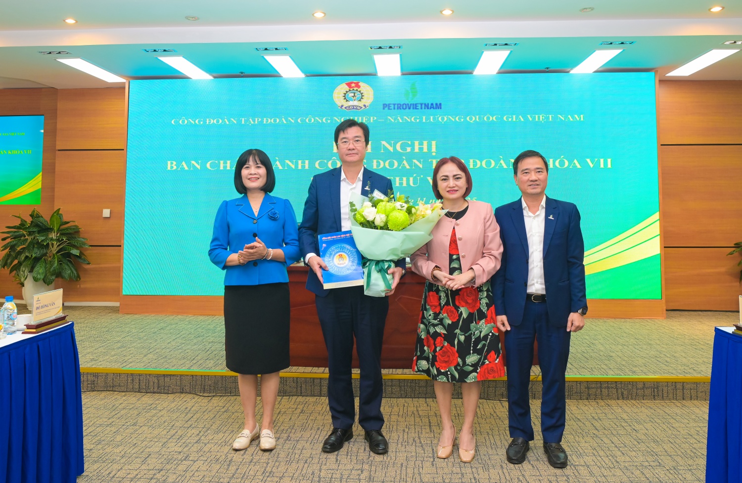 Đồng chí Đỗ Hồng Vân – Ủy viên Đoàn Chủ tịch, Phó trưởng Ban Quan hệ Lao động Tổng Liên đoàn Lao động Việt Nam trao quyết định phụ trách Công đoàn Petrovietnam cho đồng chí Nguyễn Mạnh Kha Đồng chí Đỗ Hồng Vân – Ủy viên Đoàn Chủ tịch, Phó trưởng Ban Quan hệ Lao động Tổng Liên đoàn Lao động Việt Nam trao quyết định phụ trách Công đoàn Petrovietnam cho đồng chí Nguyễn Mạnh Kha