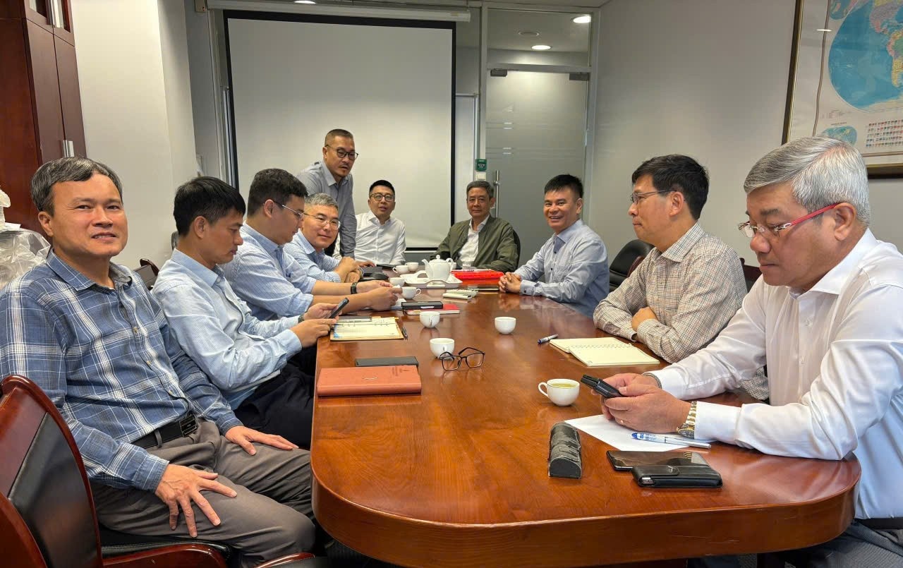 Đồng chí Đỗ Chí Thanh - Ủy viên Ban Thường vụ Đảng ủy, Phó Tổng Giám đốc Petrovietnam sinh hoạt tại Chi bộ Quản lý Đầu tư, thuộc Đảng bộ Ban Kinh tế Đầu tư. Tại buổi sinh hoạt, cùng với các nội dung triển khai, các đảng viên kiểm tra, theo dõi các nội dun