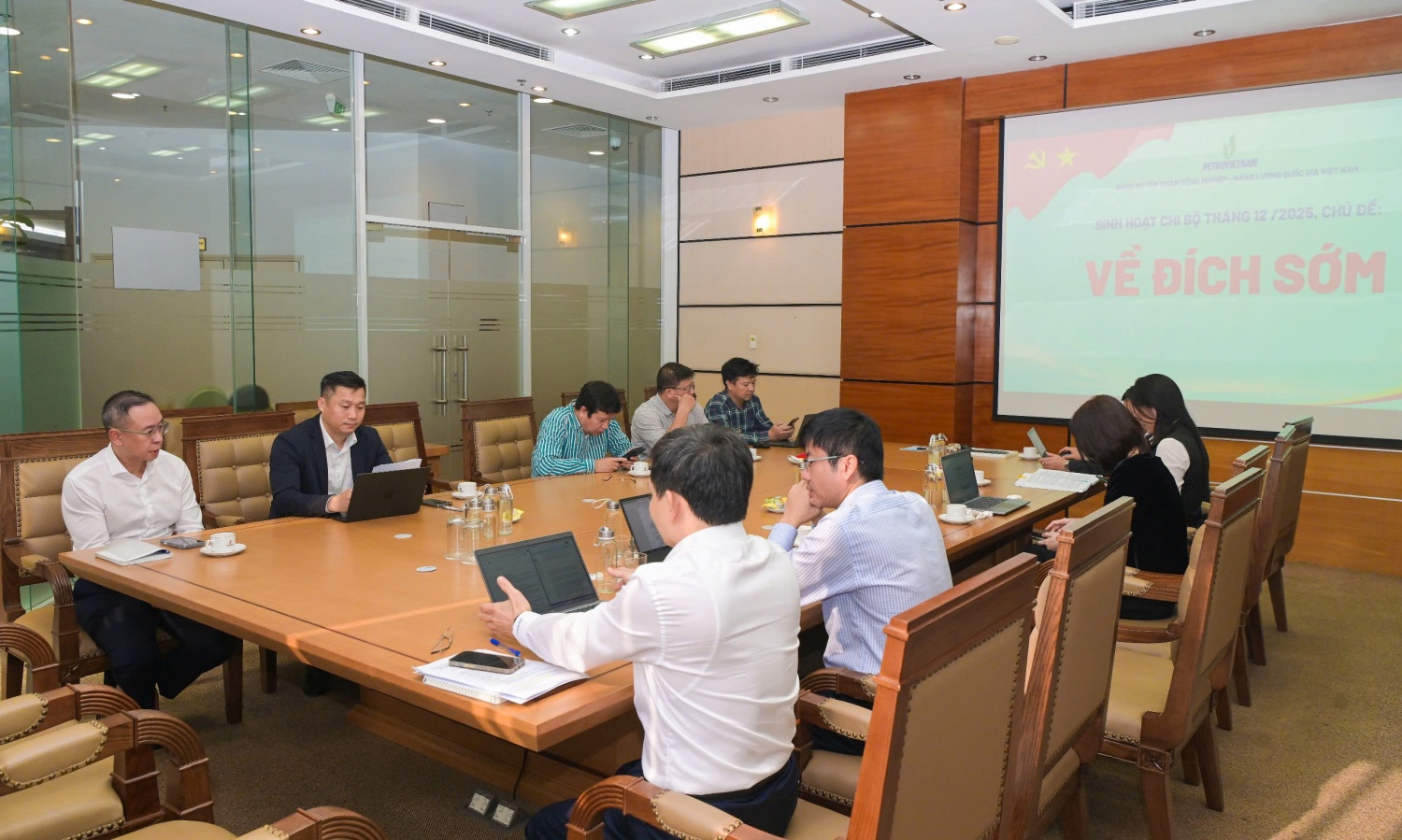 Đồng chí Trần Bình Minh - Ủy viên Ban Thường vụ Đảng ủy, Thành viên Hội đồng thành viên Tập đoàn sinh hoạt chi bộ tại Chi bộ Ban KHCN&CĐS