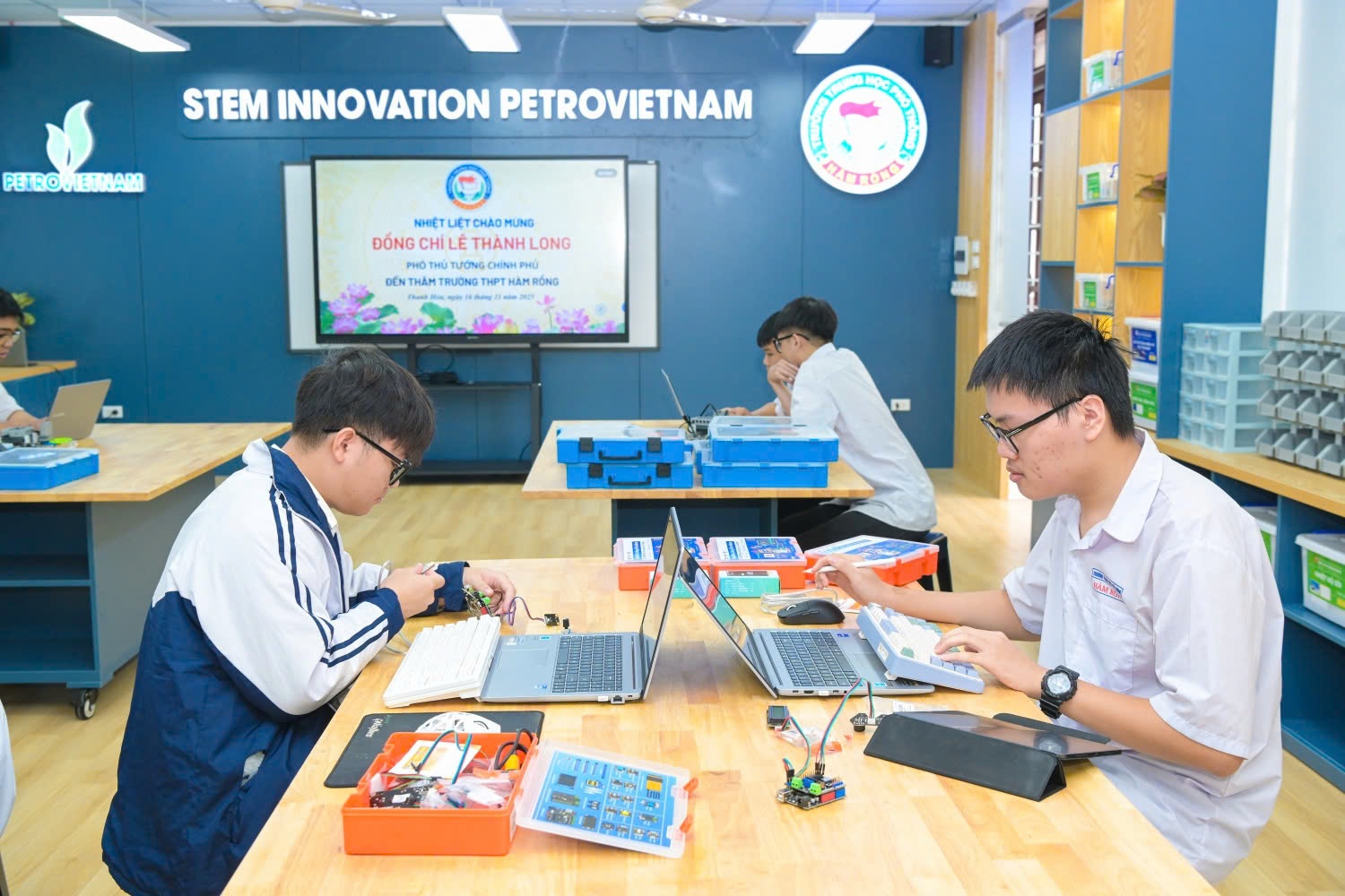 [Chùm ảnh] Petrovietnam kiến tạo hệ sinh thái sáng tạo, xây dựng 100 phòng STEM đạt chuẩn quốc tế