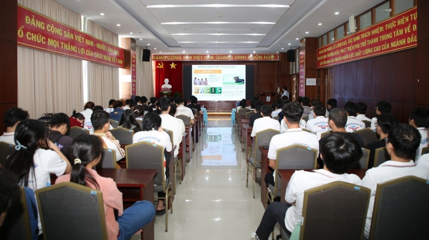 Chuyên gia Zarubezhneft EP Vietnam chia sẻ công nghệ điều khiển và quản lý hệ thống khai thác dầu khí cho sinh viên PVU Chuyên gia Zarubezhneft EP Vietnam chia sẻ công nghệ khai thác dầu khí cho sinh viên PVU