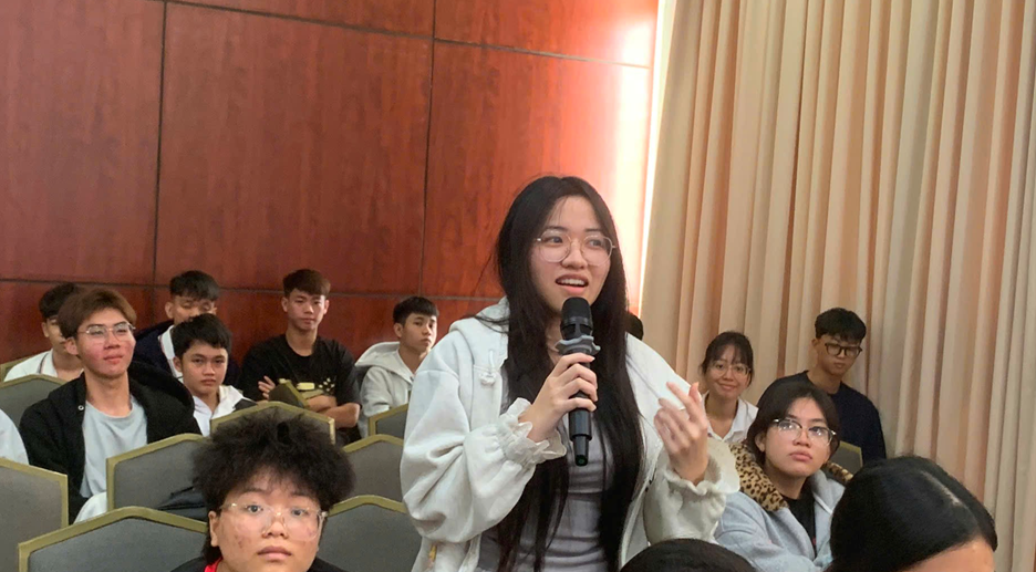 Chuyên gia Zarubezhneft EP Vietnam chia sẻ công nghệ điều khiển và quản lý hệ thống khai thác dầu khí cho sinh viên PVU Chuyên gia Zarubezhneft EP Vietnam chia sẻ công nghệ khai thác dầu khí cho sinh viên PVU