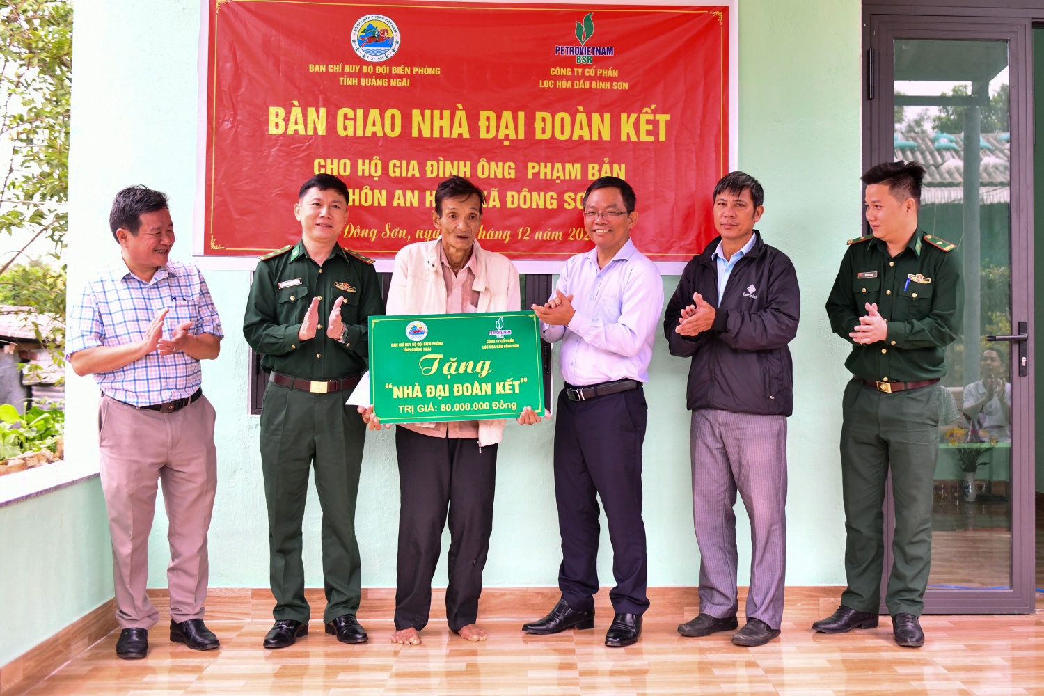 BSR phối hợp với Ban Chỉ huy Bộ đội Biên phòng tỉnh Quảng Ngãi thực hiện nghi thức bàn giao nhà “Đại đoàn kết” cho ông Phạm Bản.