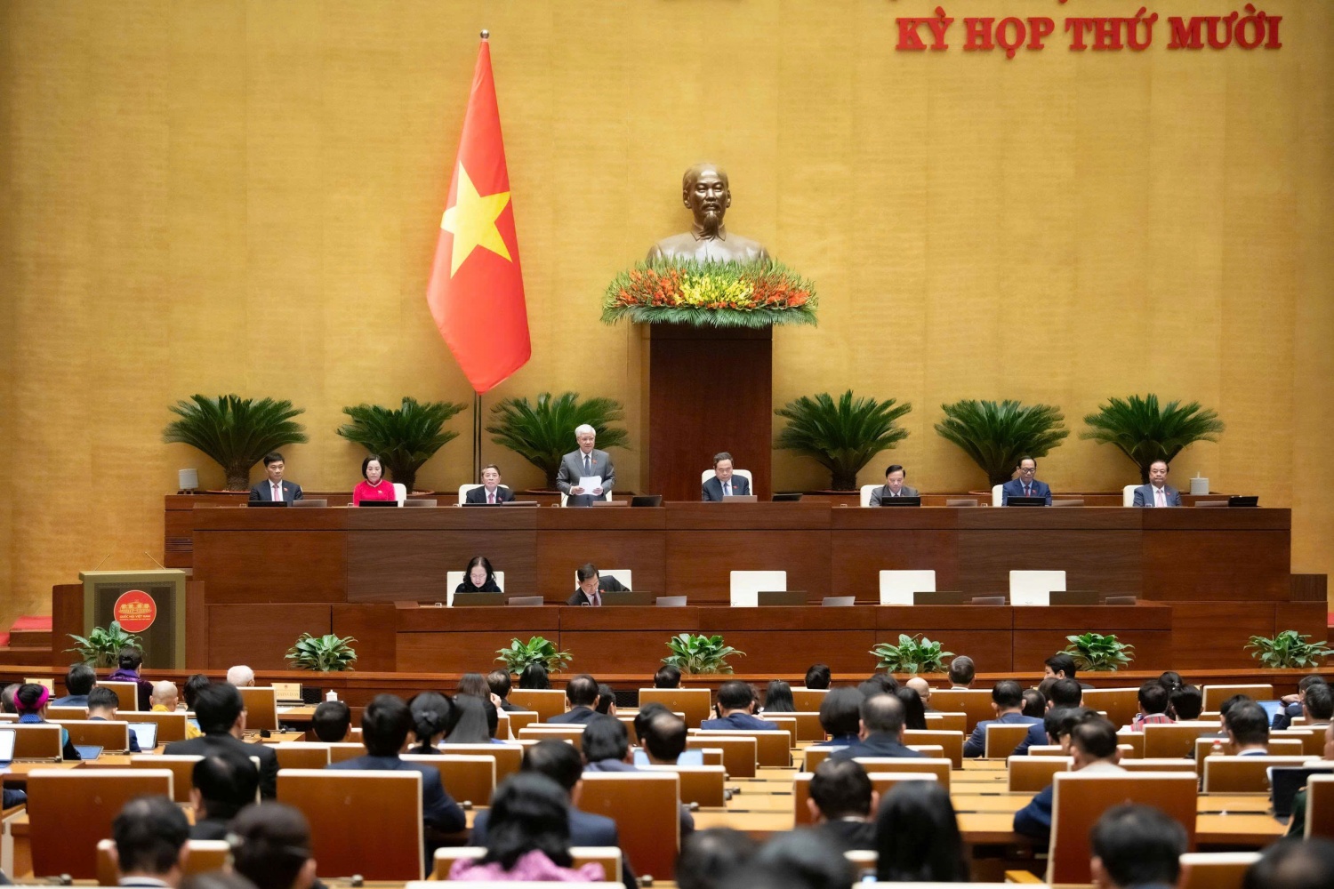 Thông qua Nghị quyết Kỳ họp thứ 10, Quốc hội khóa XV