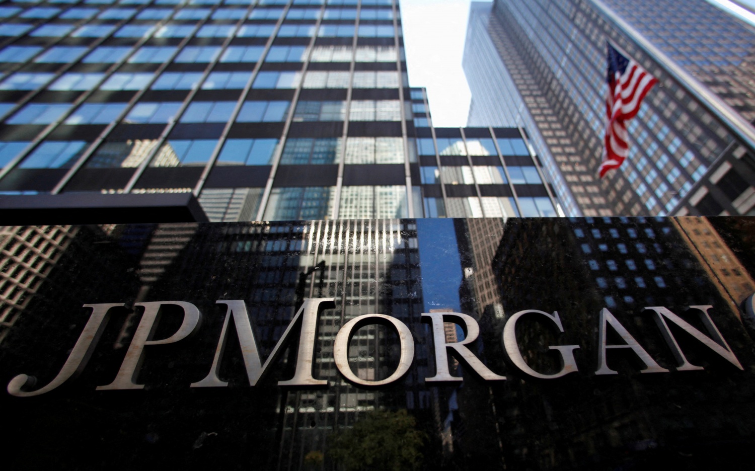 J.P. Morgan điều chỉnh xếp hạng công ty dầu khí thế giới
