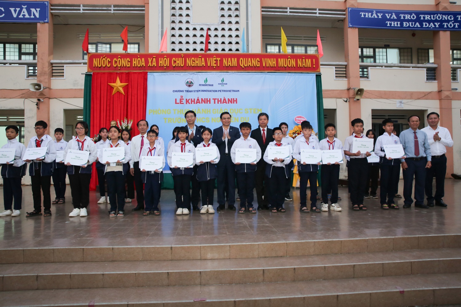 Đại diện UBND tỉnh Gia Lai, Petrovietnam và BSR trao tặng các phần quà cho các em học sinh có thành tích học tập xuất sắc tại trường THCS Nguyễn Du. Đại diện UBND tỉnh Gia Lai, Petrovietnam và BSR trao tặng các phần quà cho các em học sinh có thành tích học tập xuất sắc tại trường THCS Nguyễn Du.