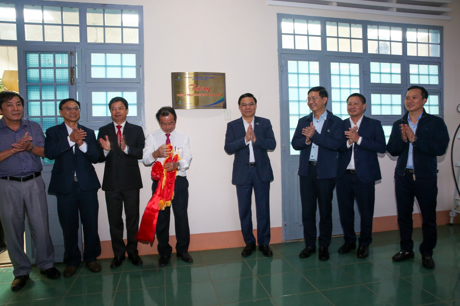 Các đại biểu thực hiện nghi thức khánh Thành phòng STEM tại trường THCS Nguyễn Du. Các đại biểu thực hiện nghi thức khánh Thành phòng STEM tại trường THCS Nguyễn Du.