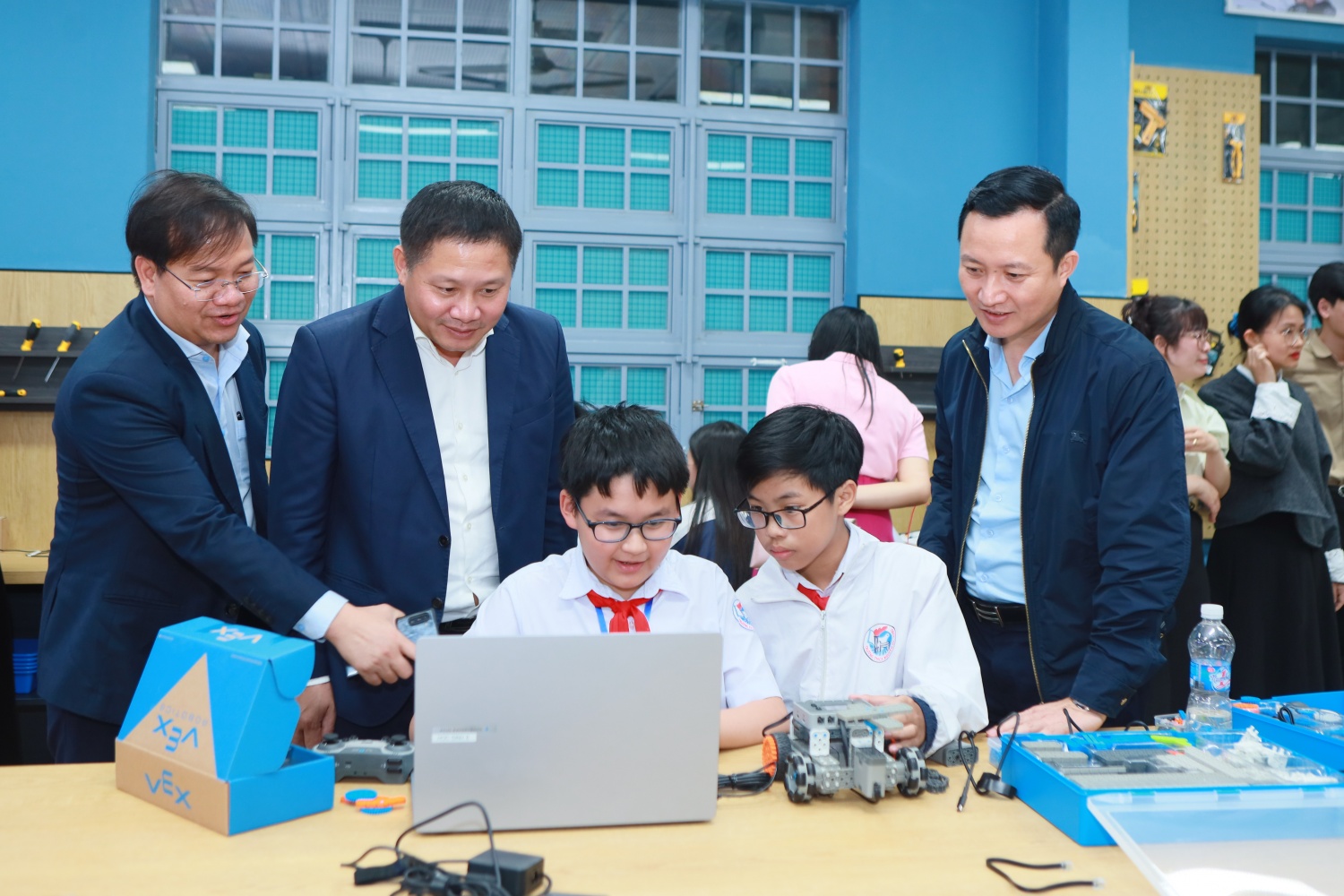 Lãnh đạo BSR cùng các em học sinh thực hành các nghiên cứu tại phòng STEM. Lãnh đạo BSR cùng các em học sinh thực hành các nghiên cứu tại phòng STEM.