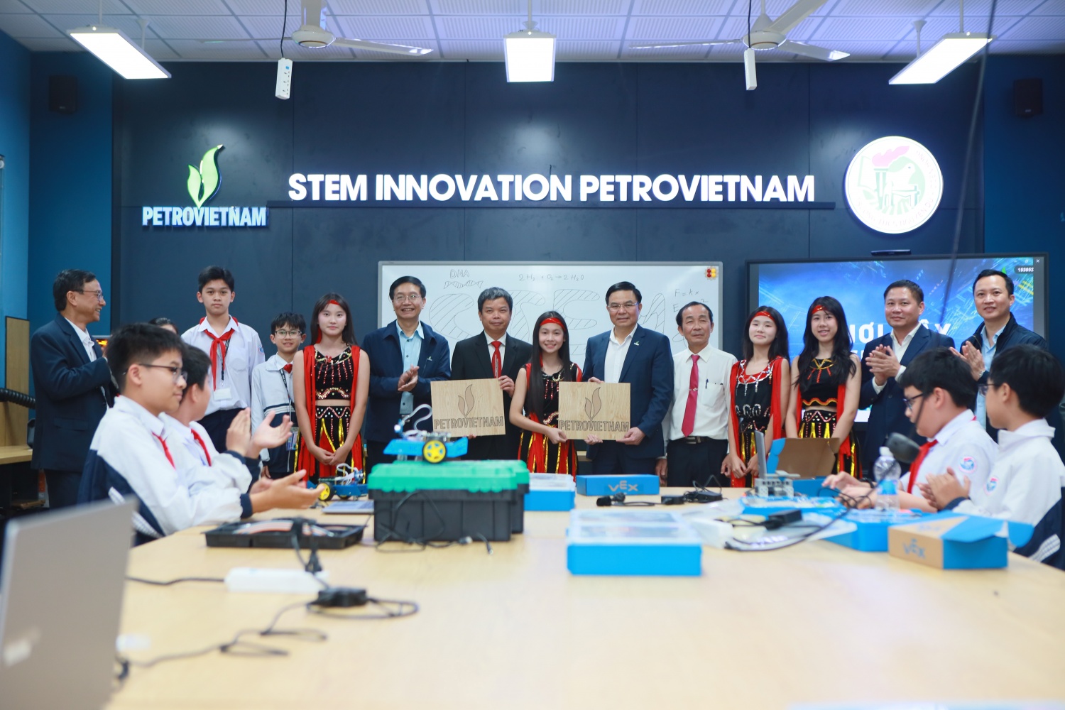 Lãnh đạo Petrovietnam nhận các sản phẩm do chính các em học sinh trường THCS Nguyễn Du chế tác từ các thiết bị, máy móc của phòng STEM. Lãnh đạo Petrovietnam nhận các sản phẩm do chính các em học sinh trường THCS Nguyễn Du chế tác từ các thiết bị, máy móc của phòng STEM.