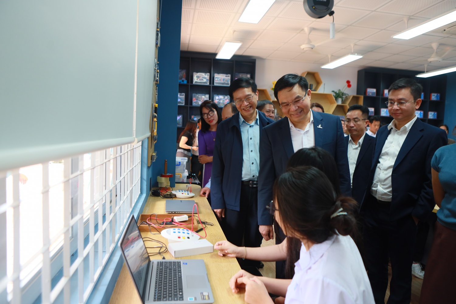 Các đại biểu tham quan, trò chuyện và trao đổi cùng các em học sinh tại phòng STEM. Các đại biểu tham quan, trò chuyện và trao đổi cùng các em học sinh tại phòng STEM.