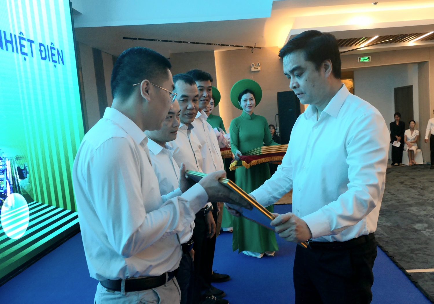 Ông Nguyễn Minh Đạo - Giám đốc PVPGB tặng bằng khen cho các tập thể cá nhân có thành tích trong công tác BDSC năm 2025. Ông Nguyễn Minh Đạo - Giám đốc PVPGB tặng bằng khen cho các tập thể cá nhân có thành tích trong công tác BDSC năm 2025.