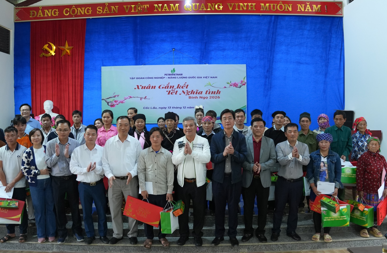 [Chùm ảnh] Petrovietnam mang hơi ấm đến vùng cao Lào Cai
