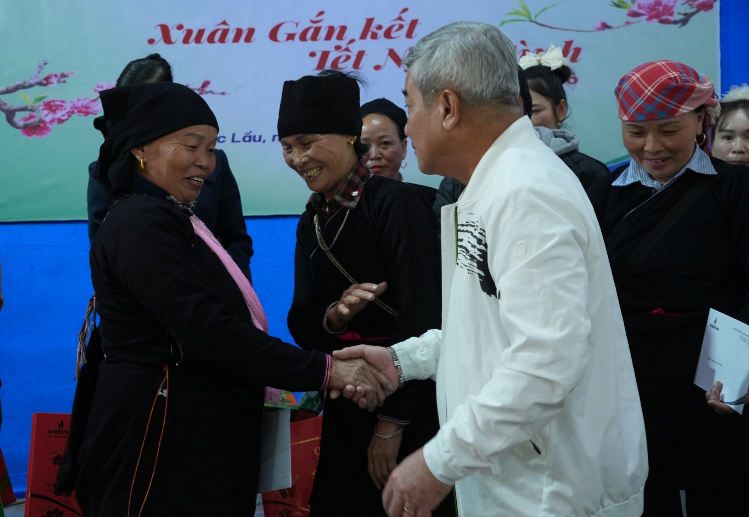 [Chùm ảnh] Petrovietnam mang hơi ấm đến vùng cao Lào Cai