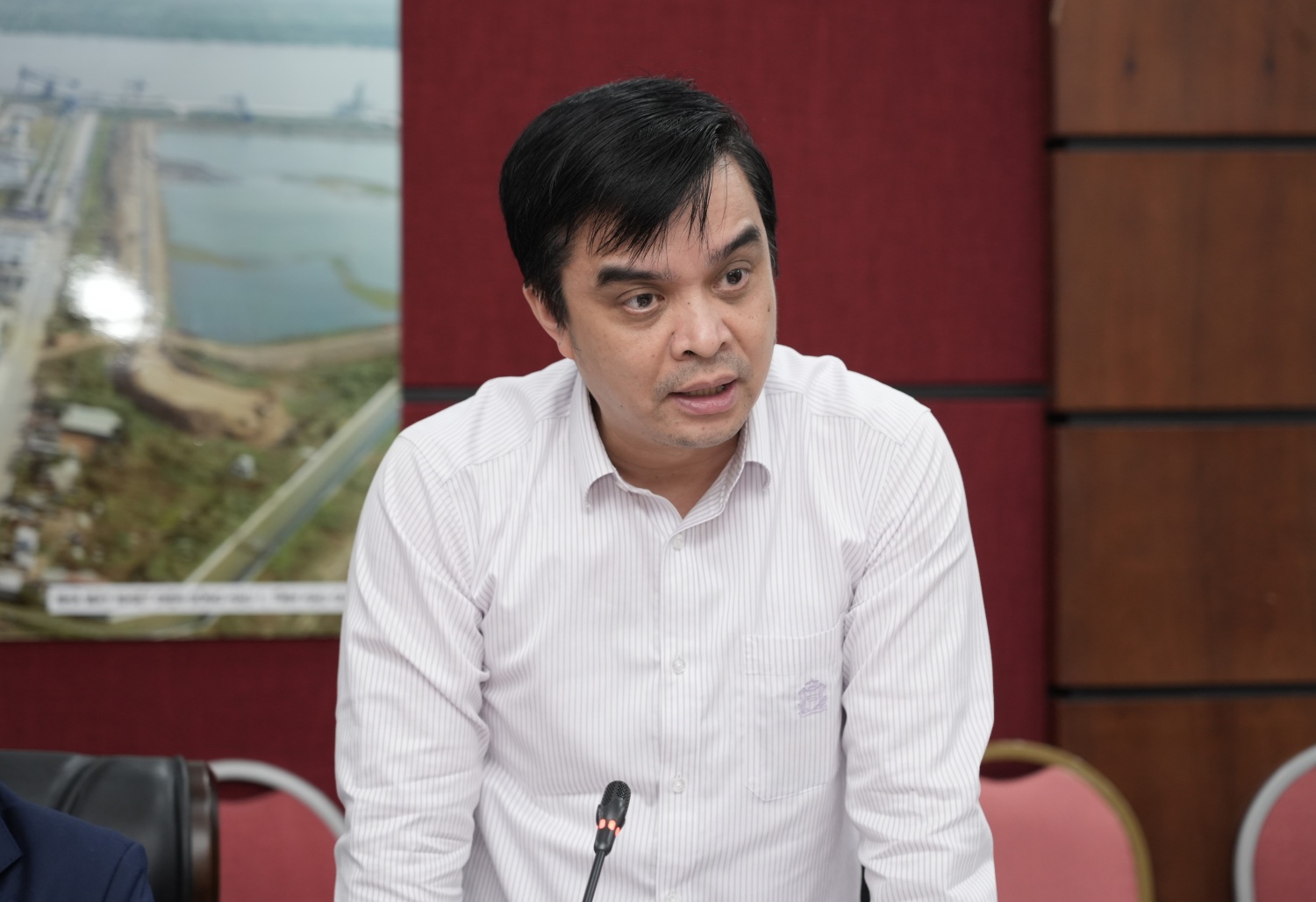 Đồng chí Nguyễn Minh Đạo, Phó Bí thư phụ trách Đảng ủy, Giám đốc Chi nhánh báo cáo tại Hội nghị Đồng chí Nguyễn Minh Đạo, Phó Bí thư phụ trách Đảng ủy, Giám đốc Chi nhánh báo cáo tại Hội nghị