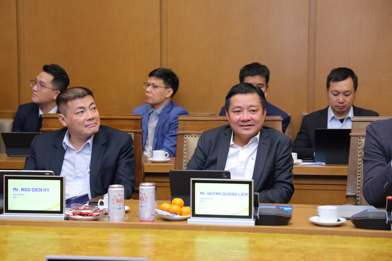 Đại diện VNPT ông Huỳnh Quang Liêm - Tổng Giám đốc Tập đoàn và ông Ngô Diên Hy - Phó Tổng Giám đốc Tập đoàn trao đổi tại buổi làm việc