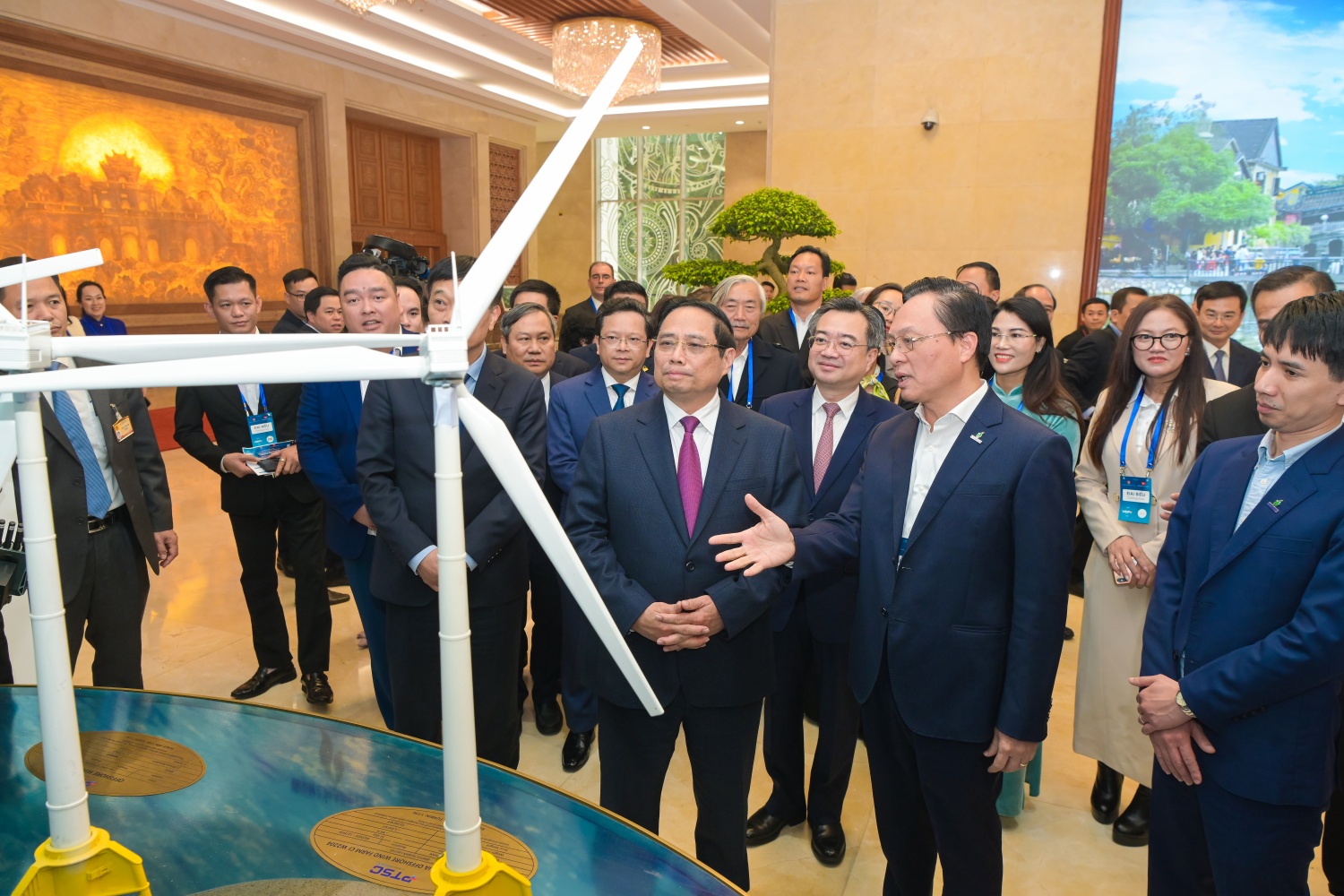[Chùm ảnh] Thủ tướng Phạm Minh Chính tham quan gian trưng bày của Petrovietnam tại Diễn đàn Kinh tế Việt Nam 2025