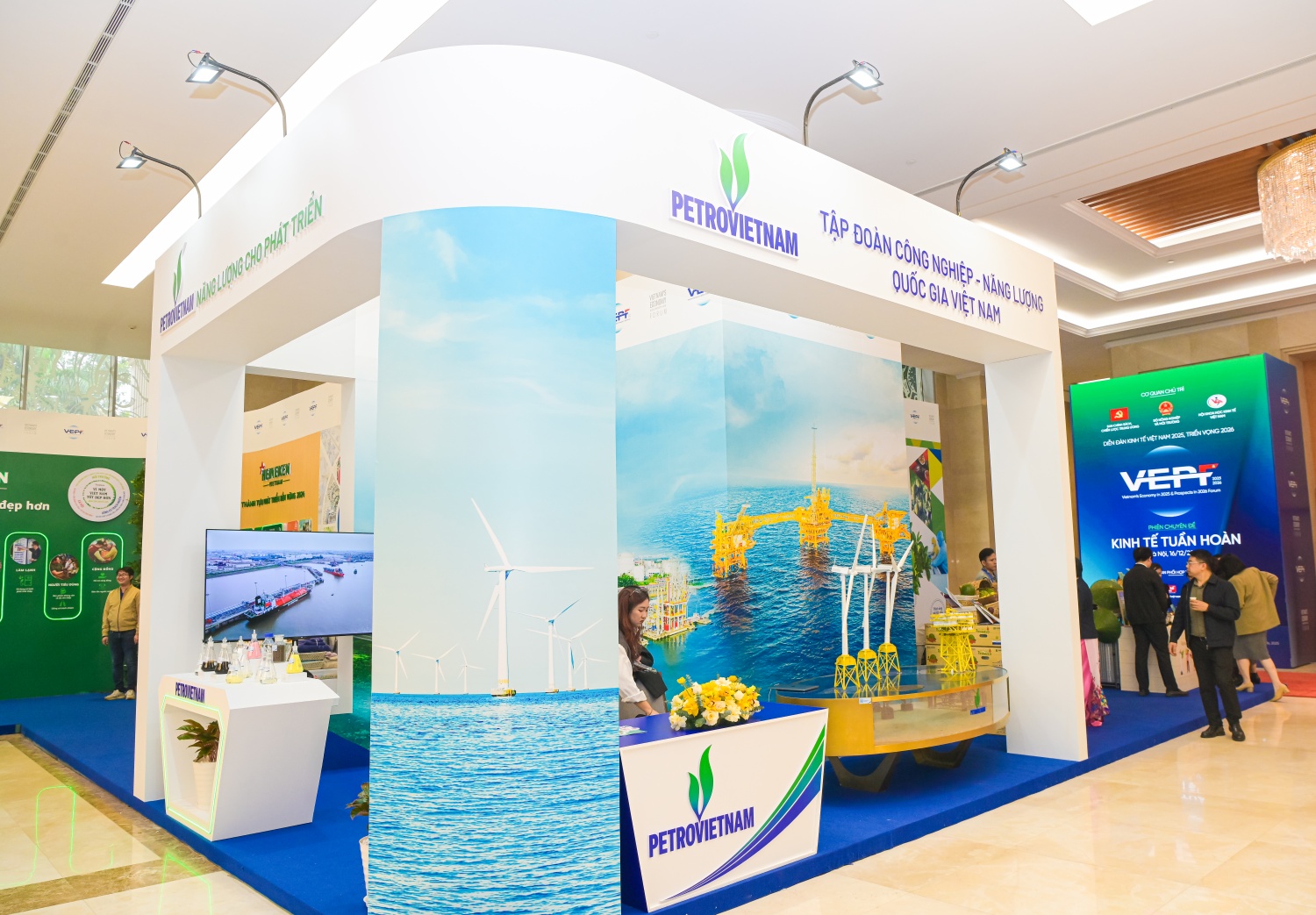 Gian trưng bày của Petrovietnam được thiết kế theo phong cách hiện đại, không gian mở, kết hợp hệ thống màn hình trình chiếu tái hiện sinh động chặng đường hơn 50 năm xây dựng và phát triển của Tập đoàn. Bao quanh khu trưng bày là các hình ảnh tiêu biểu về những công trình dầu khí, phản ánh rõ nét vai trò, đóng góp của Petrovietnam đối với sự nghiệp phát triển kinh tế – xã hội của đất nước.