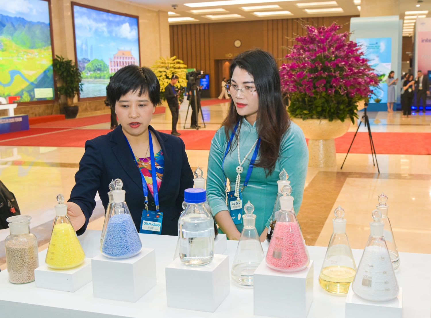 Khách tham quan gian triển lãm của Petrovietnam