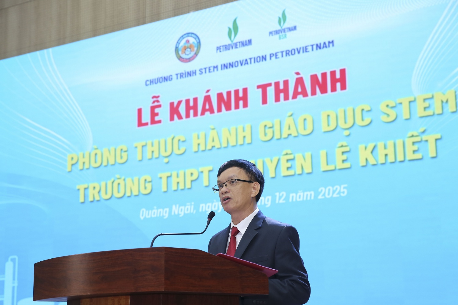 thầy Trần Quang Hồng – Hiệu trưởng Trường THPT chuyên Lê Khiết chia sẻ về định hướng phát triển của Trường THPT chuyên Lê Khiết và phòng STEM do Petrovietnam tài trợ sẽ mở ra một hướng tiếp cận giáo dục hiện đại, thực chất và bền vững. thầy Trần Quang Hồng – Hiệu trưởng Trường THPT chuyên Lê Khiết chia sẻ về định hướng phát triển của Trường THPT chuyên Lê Khiết và phòng STEM do Petrovietnam tài trợ sẽ mở ra một hướng tiếp cận giáo dục hiện đại, thực chất và bền vững.