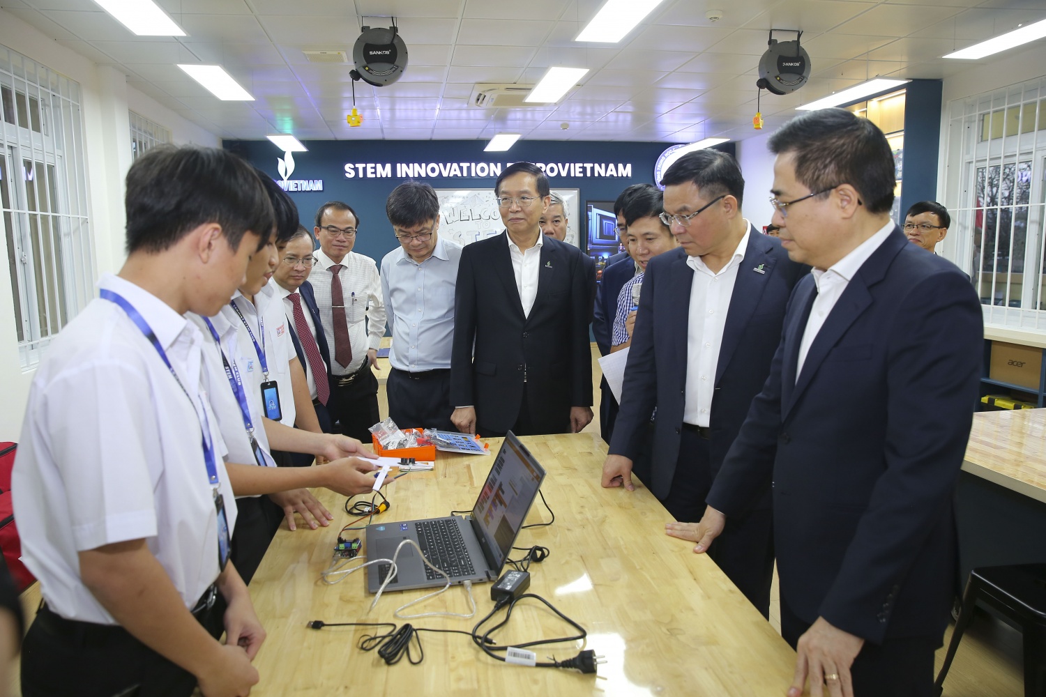 Đồng chí Nguyễn Hoàng Giang - Phó Bí thư Tỉnh uỷ, Chủ tịch UBND tỉnh Quảng Ngãi; đồng chí Lê Mạnh Hùng - Bí thưi Đảng uỷ, Chủ tịch HĐTV, đồng chí Trần Quang Dũng - Phó Bí thư Thường trực Đảng uỷ cùng các đại biểu tham quan phòng STEM. Đồng chí Nguyễn Hoàng Giang - Phó Bí thư Tỉnh uỷ, Chủ tịch UBND tỉnh Quảng Ngãi; đồng chí Lê Mạnh Hùng - Bí thưi Đảng uỷ, Chủ tịch HĐTV, đồng chí Trần Quang Dũng - Phó Bí thư Thường trực Đảng uỷ cùng các đại biểu tham quan phòng STEM.