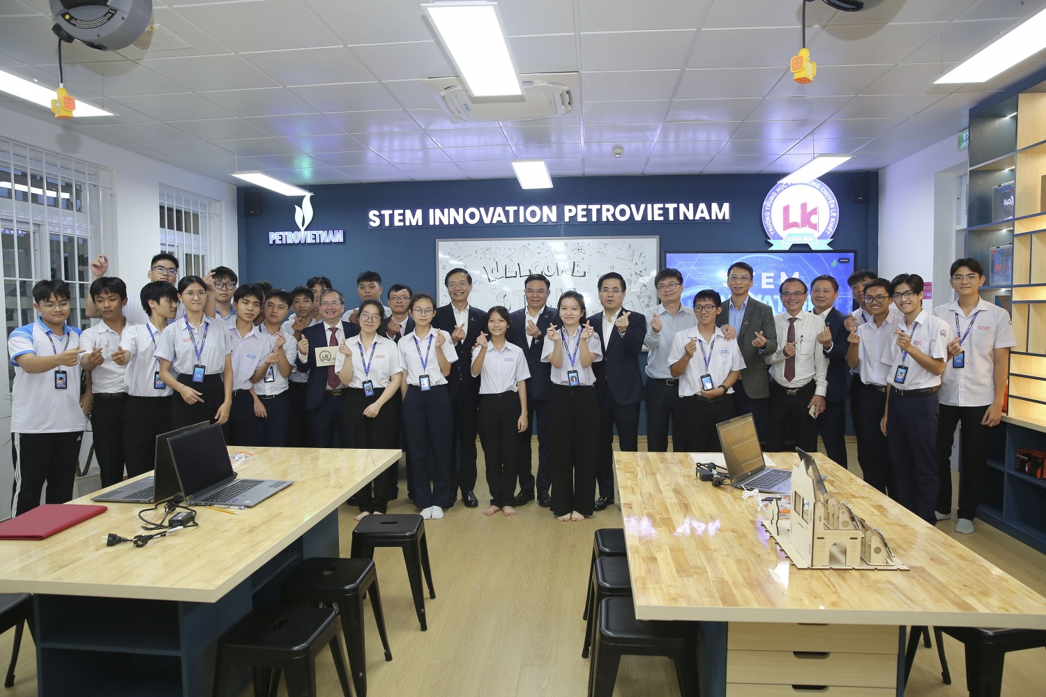 Phòng STEM tại Quảng Ngãi: Nuôi dưỡng tinh thần đổi mới sáng tạo, giúp học sinh từng bước làm chủ công nghệ Phòng STEM tại Quảng Ngãi: Nuôi dưỡng tinh thần đổi mới sáng tạo, giúp học sinh từng bước làm chủ công nghệ