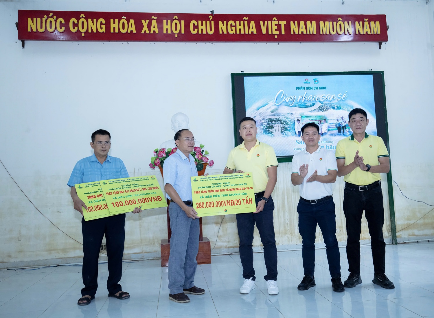 Phân bón Cà Mau hỗ trợ bà con Khánh Hòa khắc phục khó khăn sau mưa lũ Phân bón Cà Mau hỗ trợ bà con Khánh Hòa khắc phục khó khăn sau mưa lũ