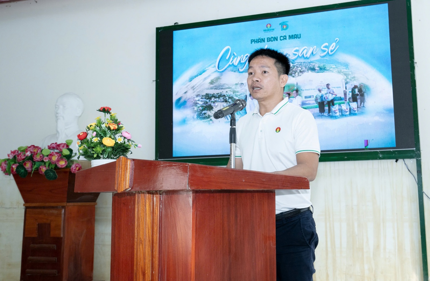 Phân bón Cà Mau hỗ trợ bà con Khánh Hòa khắc phục khó khăn sau mưa lũ Phân bón Cà Mau hỗ trợ bà con Khánh Hòa khắc phục khó khăn sau mưa lũ
