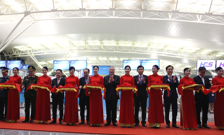 Phó Thủ tướng Thường trực Chính phủ Nguyễn Hòa Bình cắt băng khánh thành mở rộng Nhà ga hành khách T2